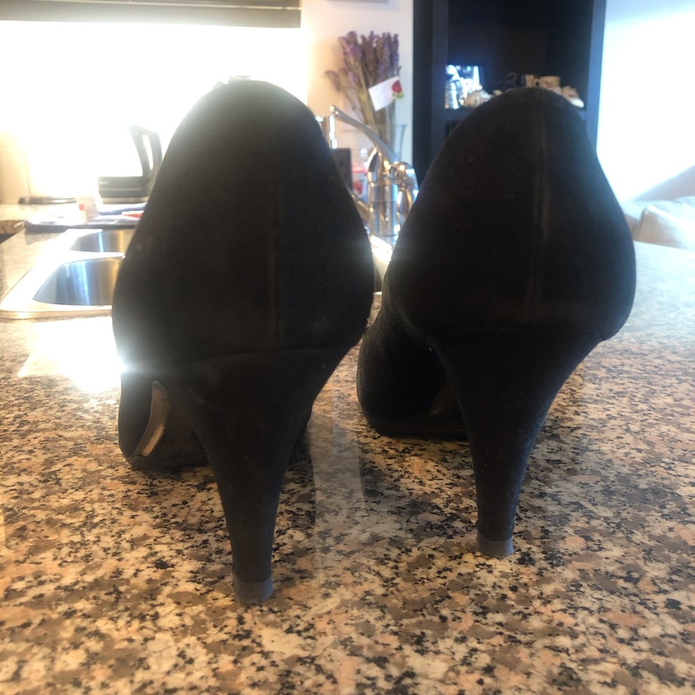 The Most Classic CHANEL heels, black suede - Picture 2 of 8